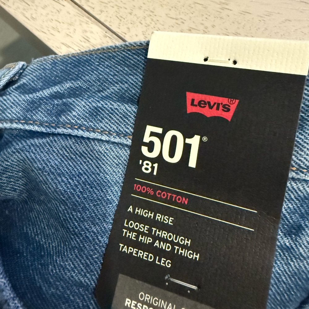 NWT Levi's Women's Jeans in Blue - Picture 6 of 6